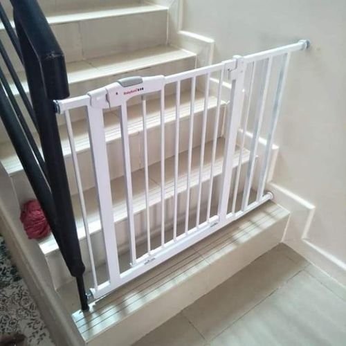 No-Drill Extendable Safety Gate for Babies and Pets – Adjustable Doorway and Stair Barrier, Easy Installation, Durable Childproof Fence